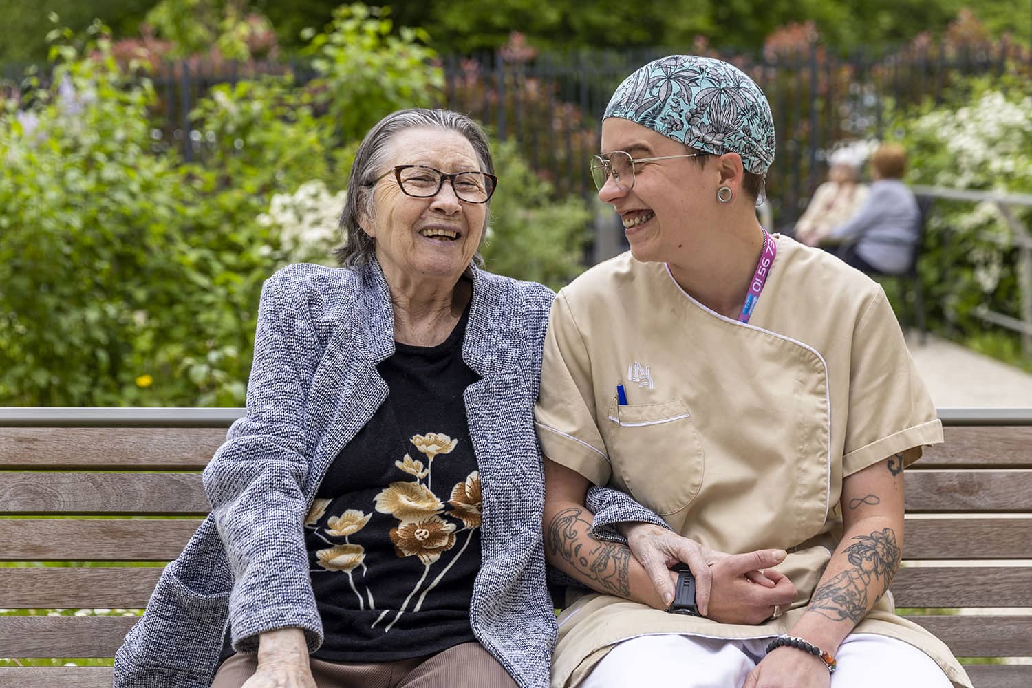 Soignante et résidente dans jardin Villa Caudacienne